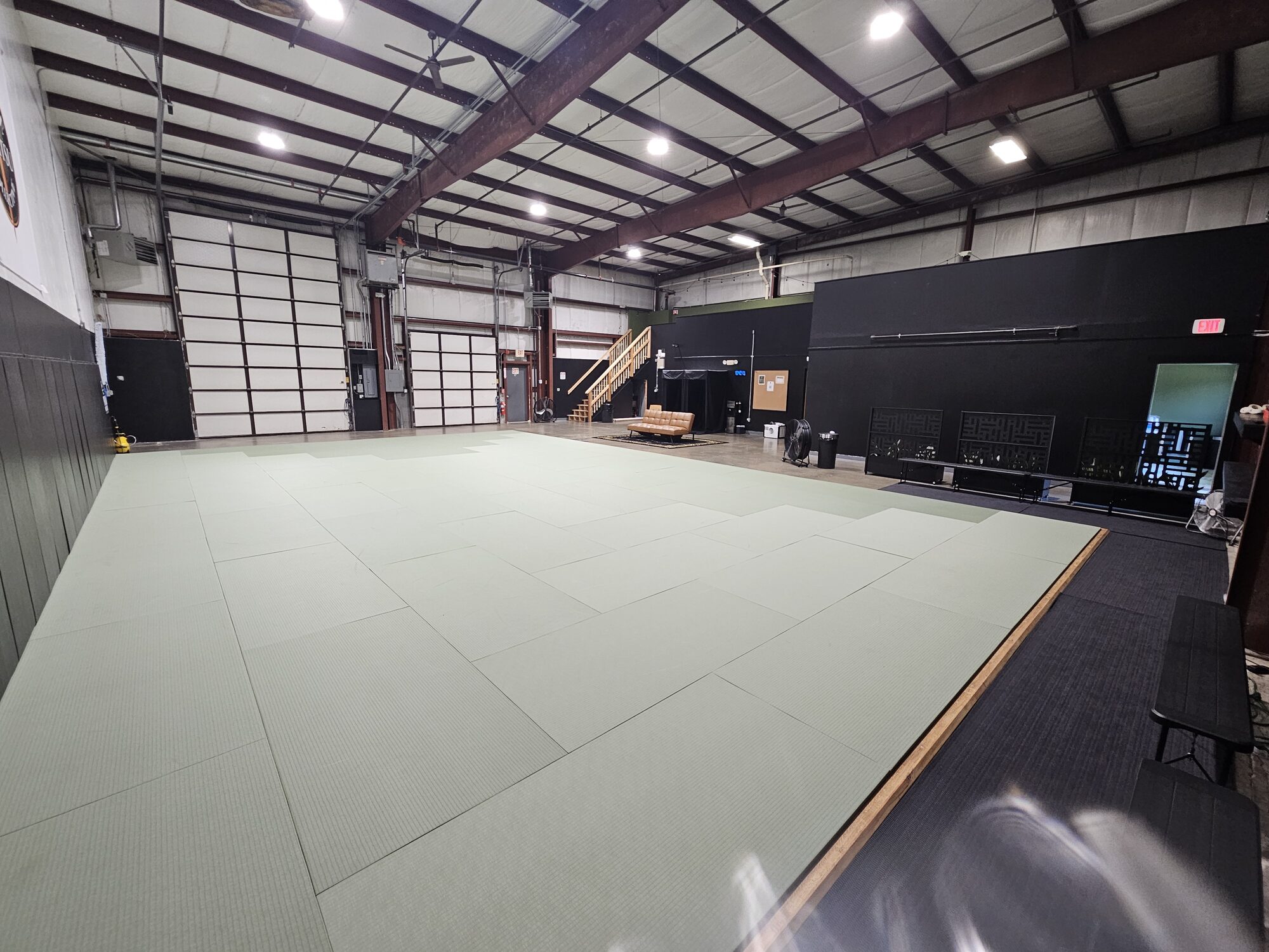 Arete mat — empty room